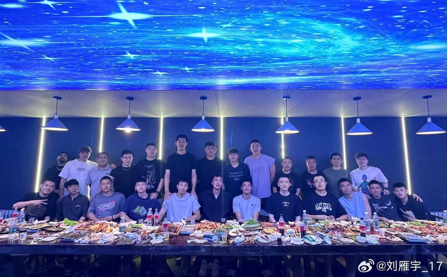 刘雁宇晒全队合影告别辽宁：聚也不是开始，散也不是结束